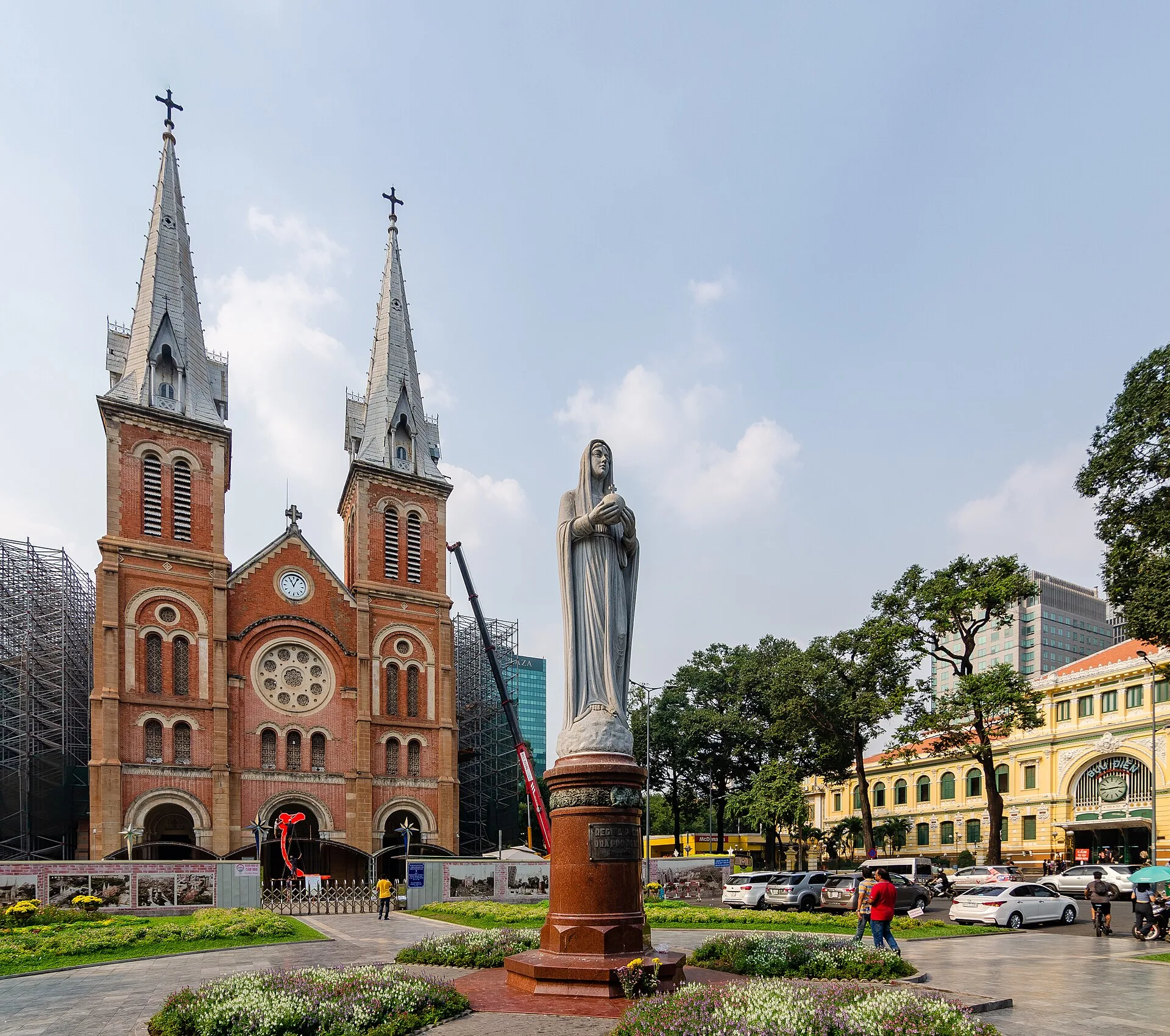 Le centre colonial : cathédrale Notre-Dame et Poste centrale