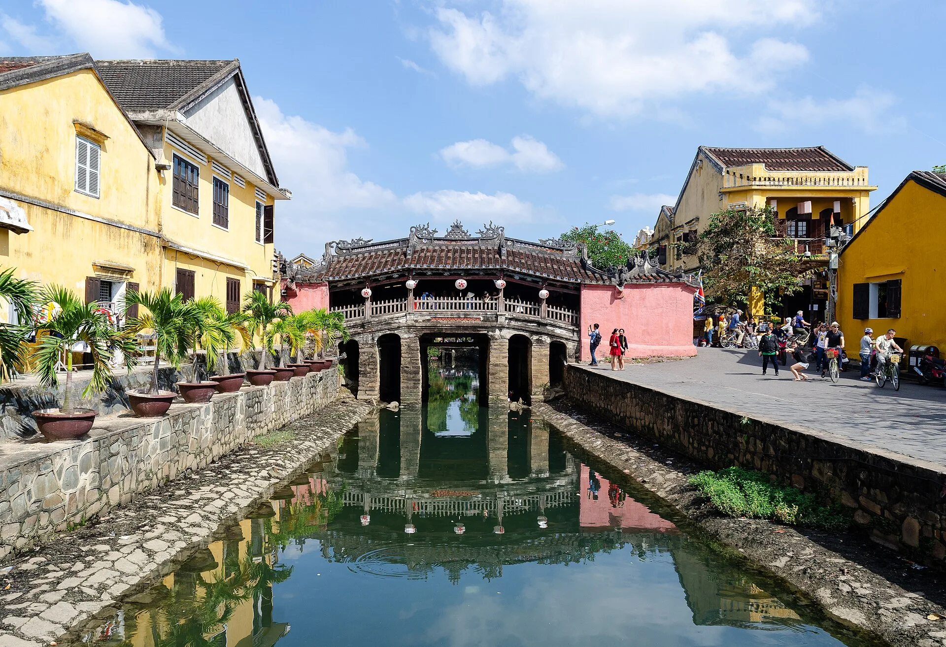 Le pont couvert japonais et les maisons anciennes