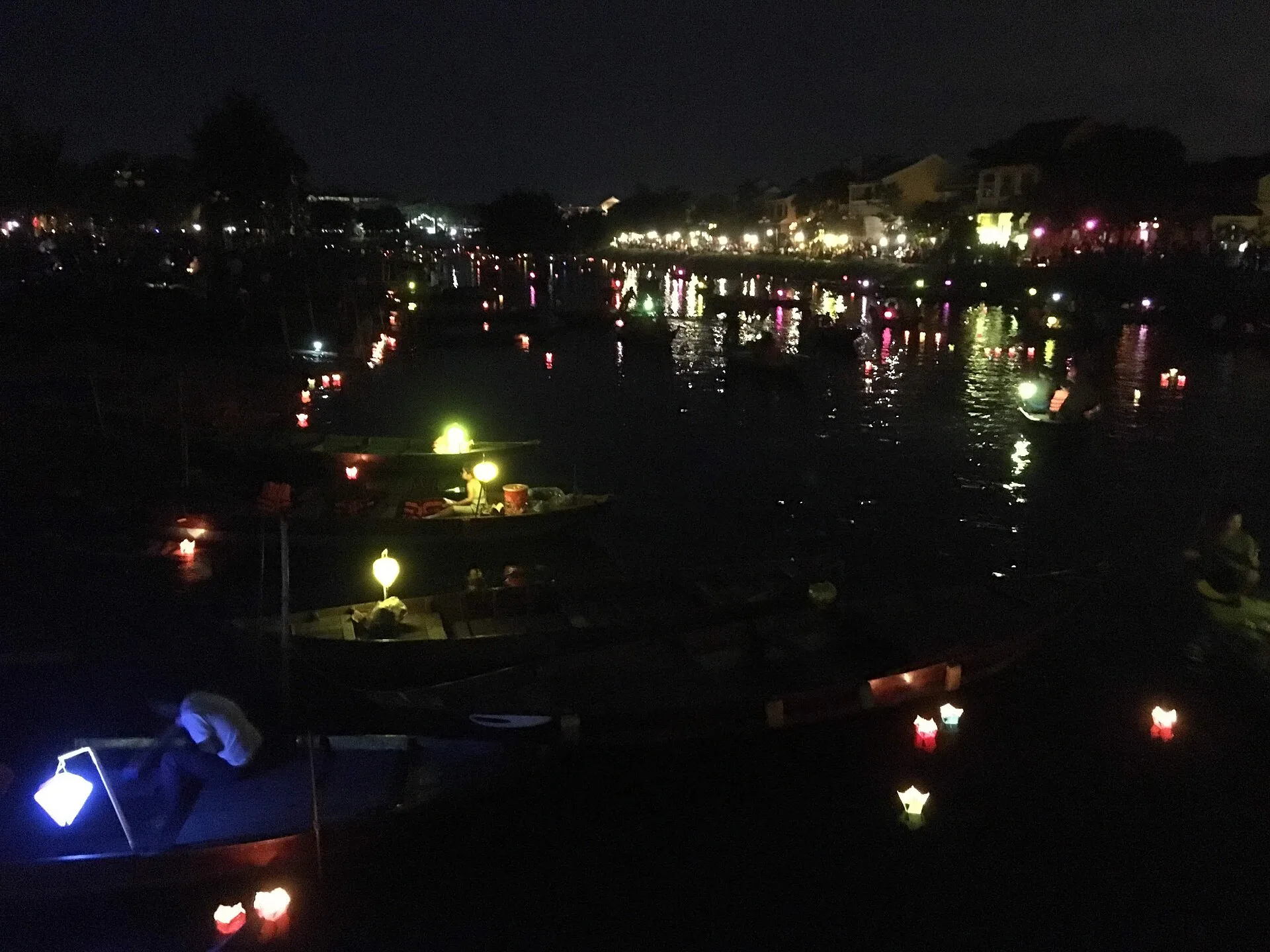 Les lanternes et la rivière Thu Bon