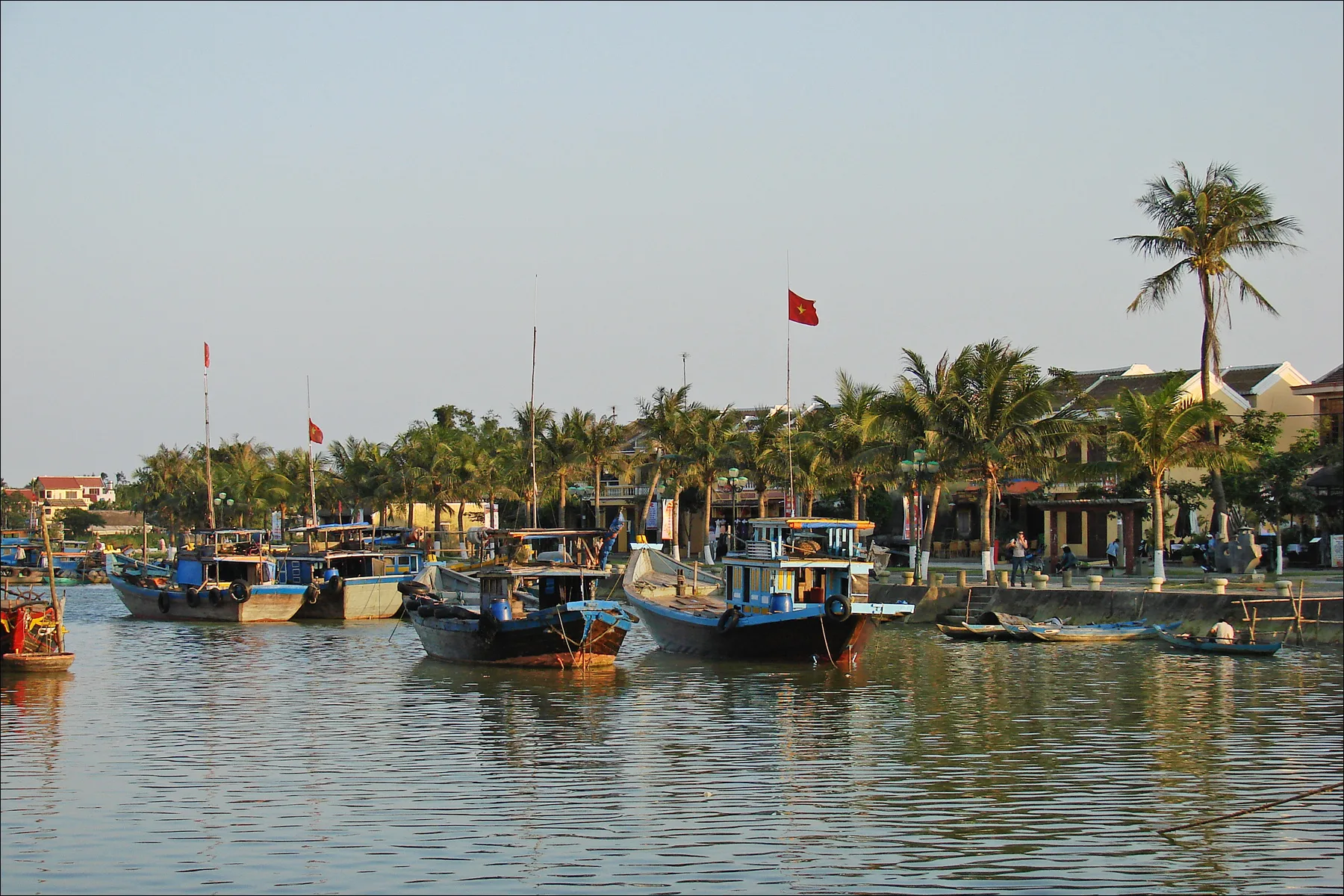 Bateaux sur la rivière Thu Bon devant la vieille ville de Hoi An au Vietnam