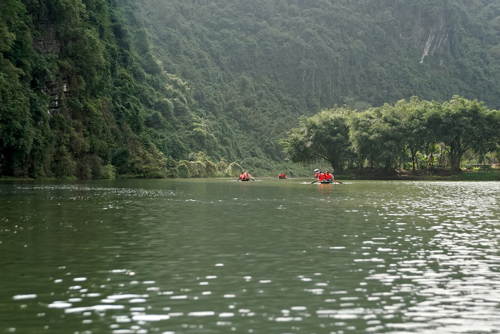Pitons calcaires et rivière à Ninh Binh au Vietnam
